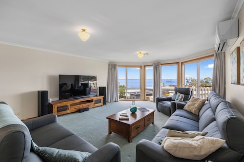 Rhyll Beach Retreat walk to beach yacht club, pets ok, short drive to Cowes