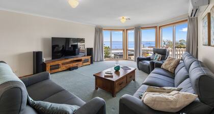 Rhyll Beach Retreat walk to beach yacht club, pets ok, short drive to Cowes