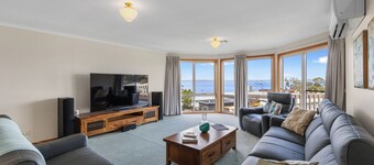 Rhyll Beach Retreat walk to beach yacht club, pets ok, short drive to Cowes