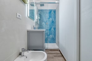 Douche, sèche-cheveux, bidet, savon