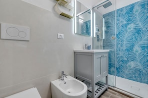 Douche, sèche-cheveux, bidet, savon