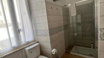 Shower, free toiletries, hair dryer, bidet