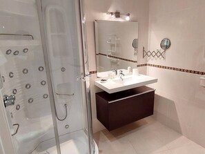 Shower, hair dryer, bidet, towels