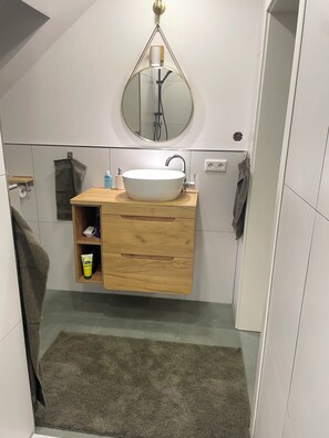 Een douche, een haardroger, handdoeken, zeep