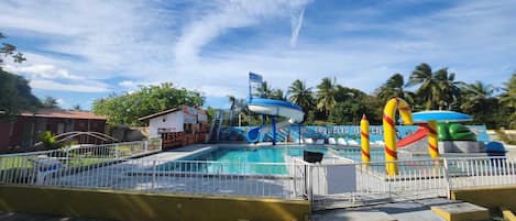 3 piscines extérieures