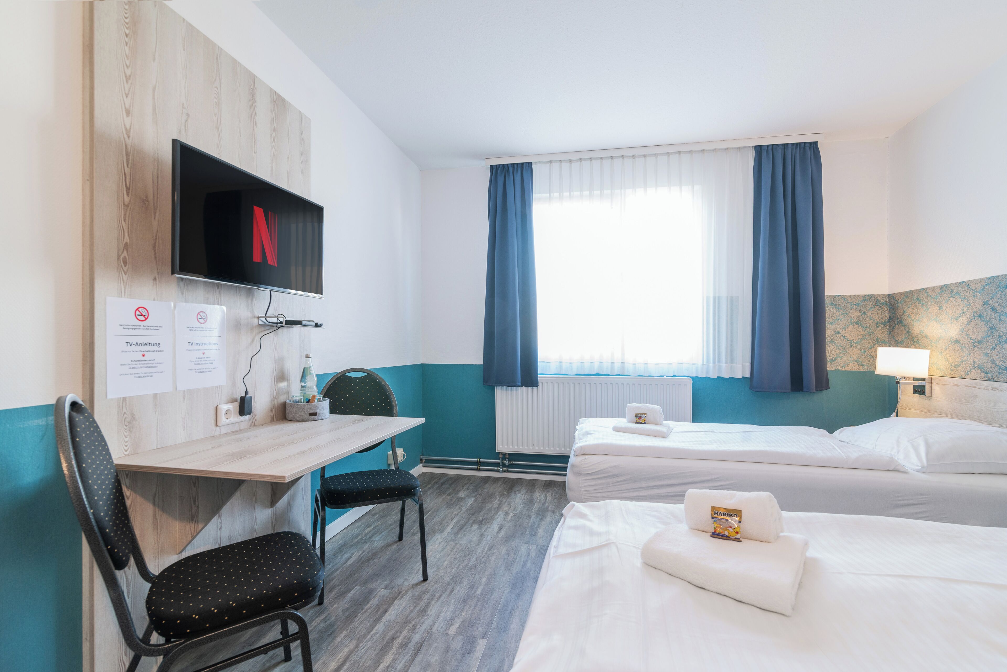 Escritorio, cortinas blackout y wifi gratis 