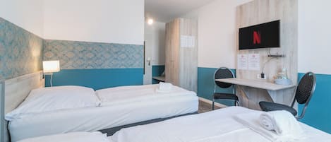 Habitación Confort con 2 camas individuales | Escritorio, cortinas blackout y wifi gratis