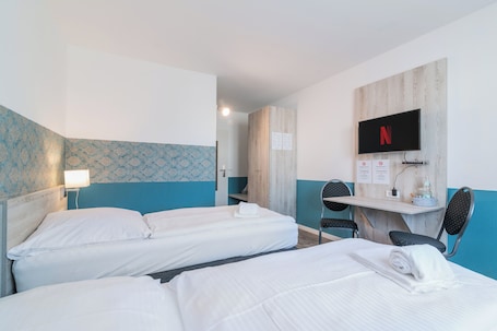Comfort Twin Room | Desk, blackout drapes, free WiFi