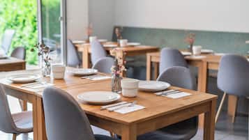 Se ofrece un desayuno continental (10 EUR por persona)