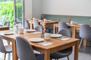 Kontinental frukost varje dag (EUR 10 per person)