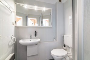 淋浴設備、免費盥洗用品、吹風機、拖鞋