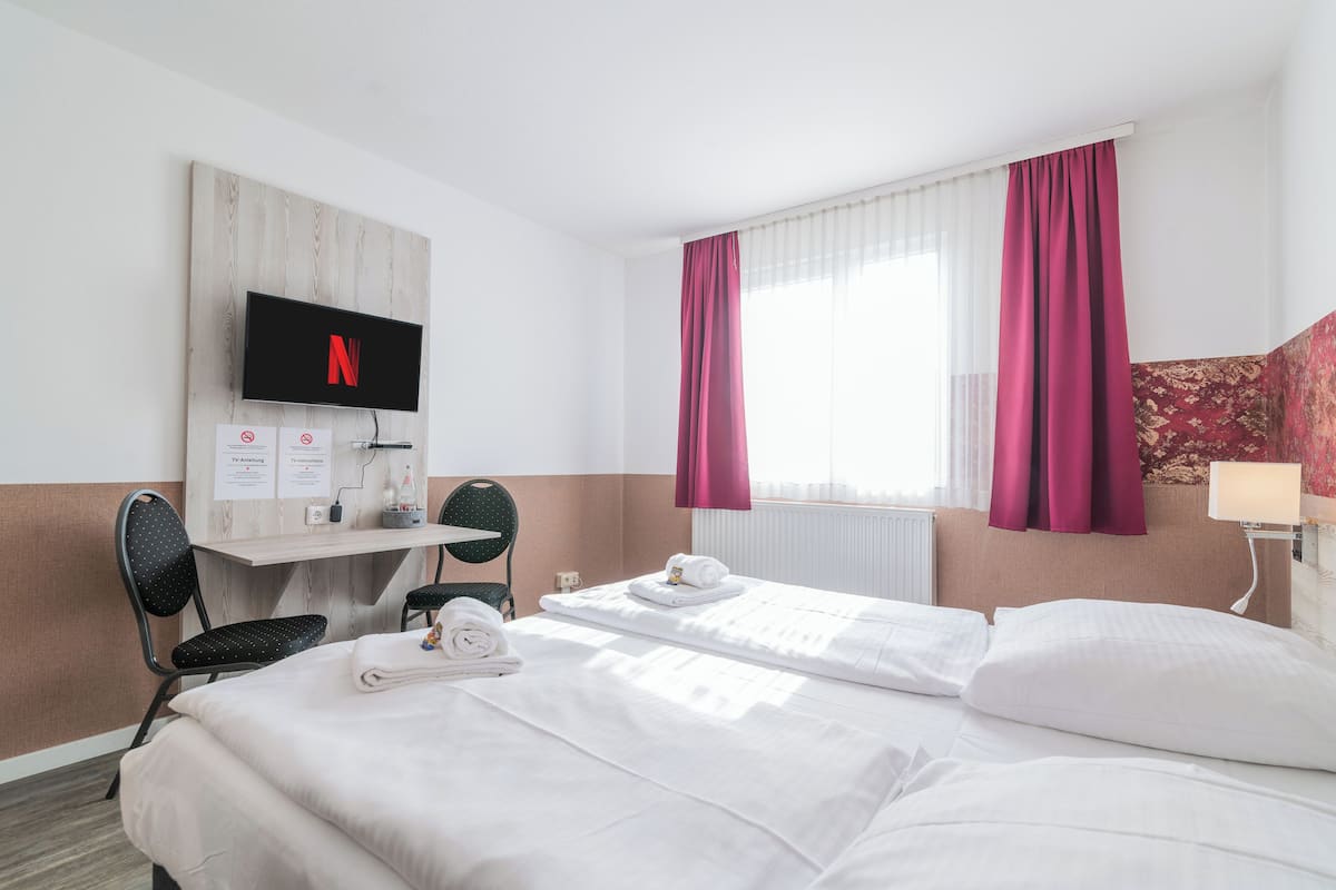 Comfort Double Room | Desk, blackout drapes, free WiFi