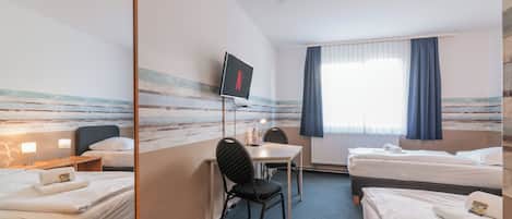 Basic tvÄbÀddsrum | Skrivbord, mörklÀggningsgardiner och gratis wi-fi
