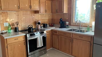 Fridge, oven, stovetop, coffee/tea maker