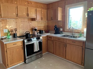 Een koelkast, een oven, een kookplaat, een koffiezetapparaat/waterkoker