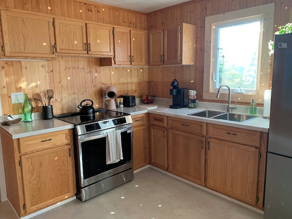 Fridge, oven, stovetop, coffee/tea maker