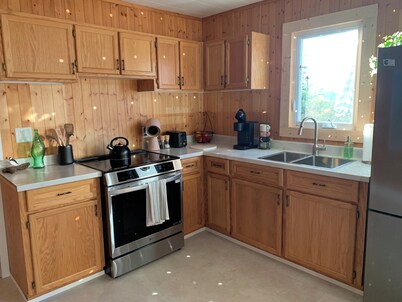 Modern Cozy Cabin On Bonne Bay Pond. 10 min from Gros Morne National Park!