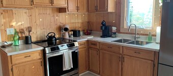 Modern Cozy Cabin On Bonne Bay Pond. 10 min from Gros Morne National Park!