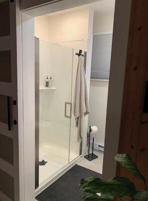 Suihku, hiustenkuivaaja, pyyhkeet, saippua