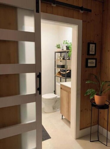 Modern Cozy Cabin On Bonne Bay Pond. 10 min from Gros Morne National Park!