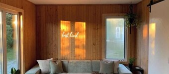 Modern Cozy Cabin On Bonne Bay Pond. 10 min from Gros Morne National Park!