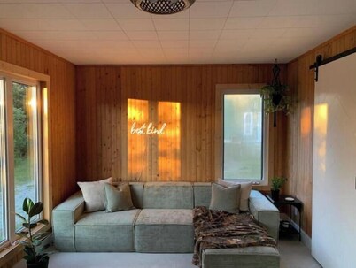 Modern Cozy Cabin On Bonne Bay Pond. 10 min from Gros Morne National Park!