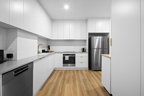 Departamento Deluxe, balcón, vista a la ciudad | Cocina privada