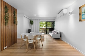 Departamento Deluxe, balcón, vista a la ciudad | Área de sala de estar