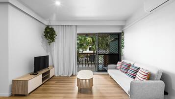 Deluxe Apartment, Balcony, City View | Living area