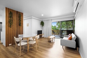 Departamento Deluxe, balcón, vista a la ciudad | Área de sala de estar