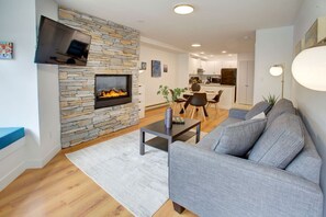 TV connectée, cheminée, livres