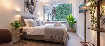 Comfortable private room in Tilburg surrounded by lush greenery, located next to scenic walking paths and mountain bike trails in Stadsbos013.