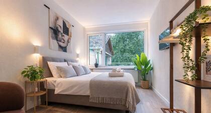 Comfortable private room in Tilburg surrounded by lush greenery, located next to scenic walking paths and mountain bike trails in Stadsbos013.