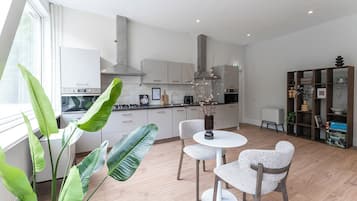 Een magnetron, een oven, een kookplaat, een vaatwasser