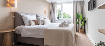 Your perfect student base near University Tilburg! Affordable, comfortable, and just minutes from campus — with a shared kitchen, laundry, and free parking to make your life easier. Study, relax, and enjoy nature all in one place.