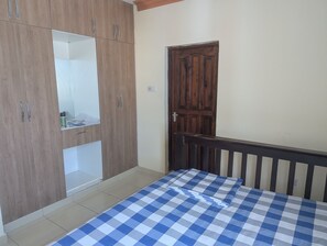 3 habitaciones, tabla de planchar con plancha, wifi y ropa de cama
