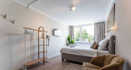 Study hard, relax harder. Stay near University Tilburg and enjoy fresh air and greenery right outside. Great value, shared facilities, and a peaceful vibe — ideal for student life.