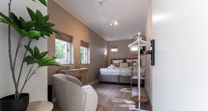 Affordable stay near Tilburg University. This cozy budget room is just a short walk to campus through peaceful green surroundings. This space includes a comfy hotel bed, high-speed WiFi, and a desk—ideal for studying, remote work, or quick trips.