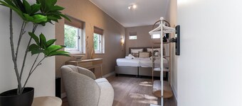 Affordable stay near Tilburg University. This cozy budget room is just a short walk to campus through peaceful green surroundings. This space includes a comfy hotel bed, high-speed WiFi, and a desk—ideal for studying, remote work, or quick trips.