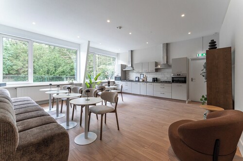 Stay close to campus without overspending. This comfortable room is a short walk through green surroundings from Tilburg University. The compact 7 m² space includes a cozy hotel bed, fast Wi-Fi, and a desk.