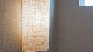 Une lampe murale dotée d’un abat-jour texturé.