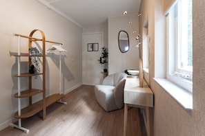 Interior - Affordable stay near Tilburg University. This cozy budget room is just a short walk to campus through peaceful green surroundings. This space includes a comfy hotel bed, high-speed WiFi, and a desk—ideal for studying, remote work, or quick trips. (Tilburg)