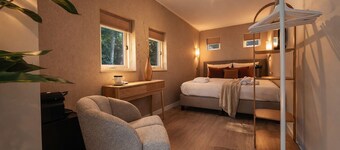 Affordable stay near Tilburg University. This cozy budget room is just a short walk to campus through peaceful green surroundings. This space includes a comfy hotel bed, high-speed WiFi, and a deskâideal for studying, remote work, or quick trips.