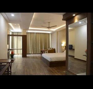 Combined shower/tub, towels, soap, shampoo