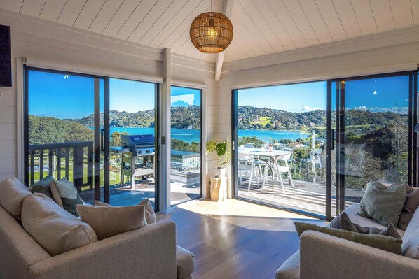 TV, fireplace, offices - Blackpool Horizon - Our Island (Waiheke Island)