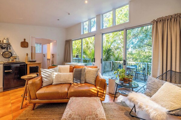 Televisión, chimenea y oficina 