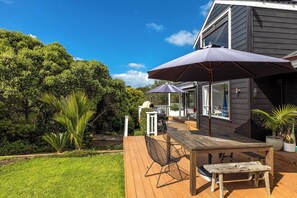 Outdoor dining - Palm Beach Escape - Our Island (Waiheke Island)