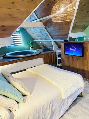 1 bedroom, travel cot, WiFi, bed sheets