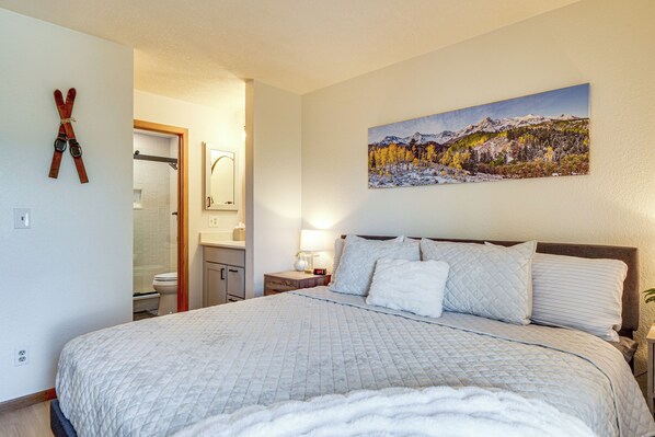 Interior - 3rd-floor Condo w/ Lake Dillon & Mtn Views! (Silverthorne)