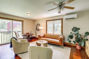 Cottage (1 Bedroom) | Front of property - Walk to River: Couples Retreat in Kintnersville! (Kintnersville)